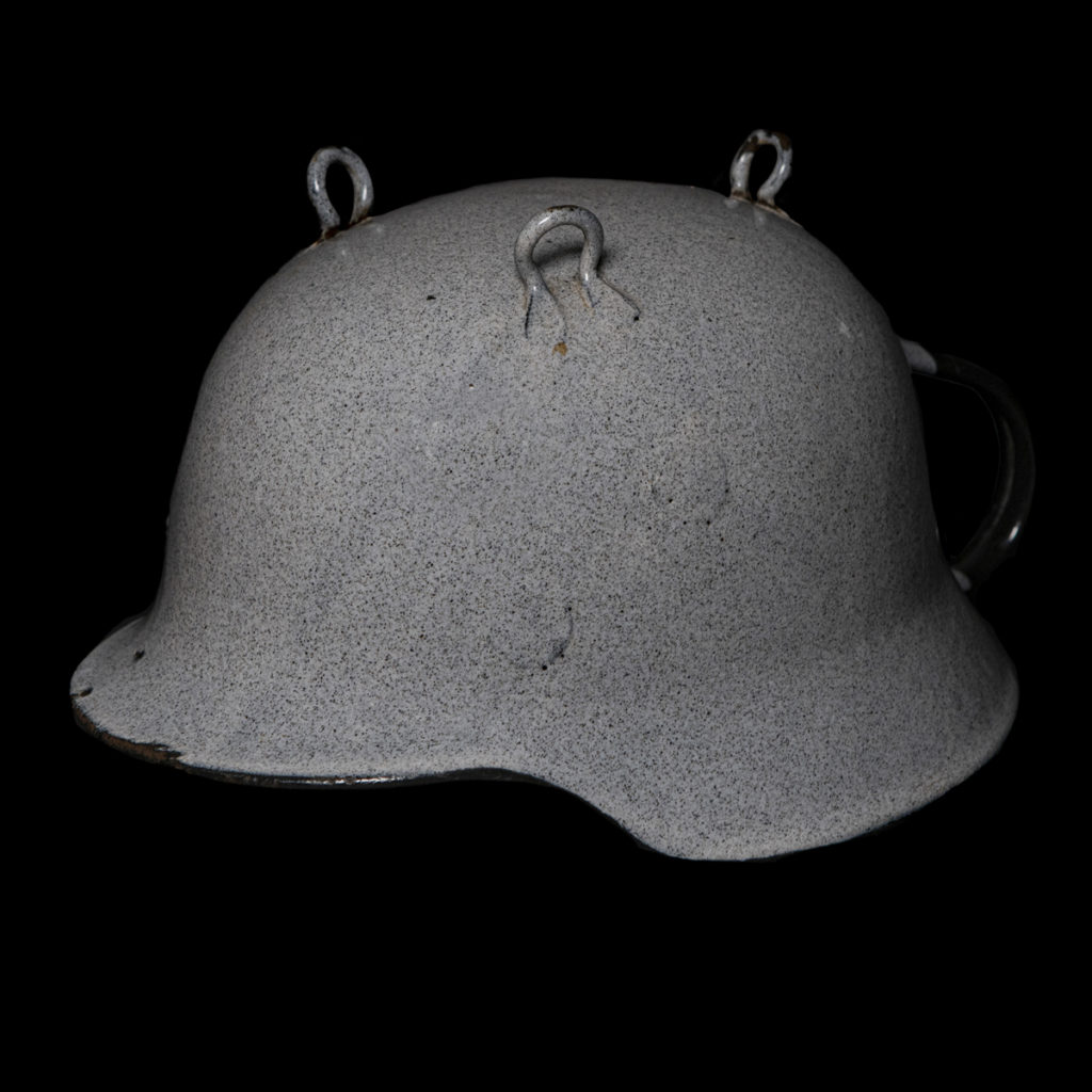 Pispot gemaakt van Duitse helm