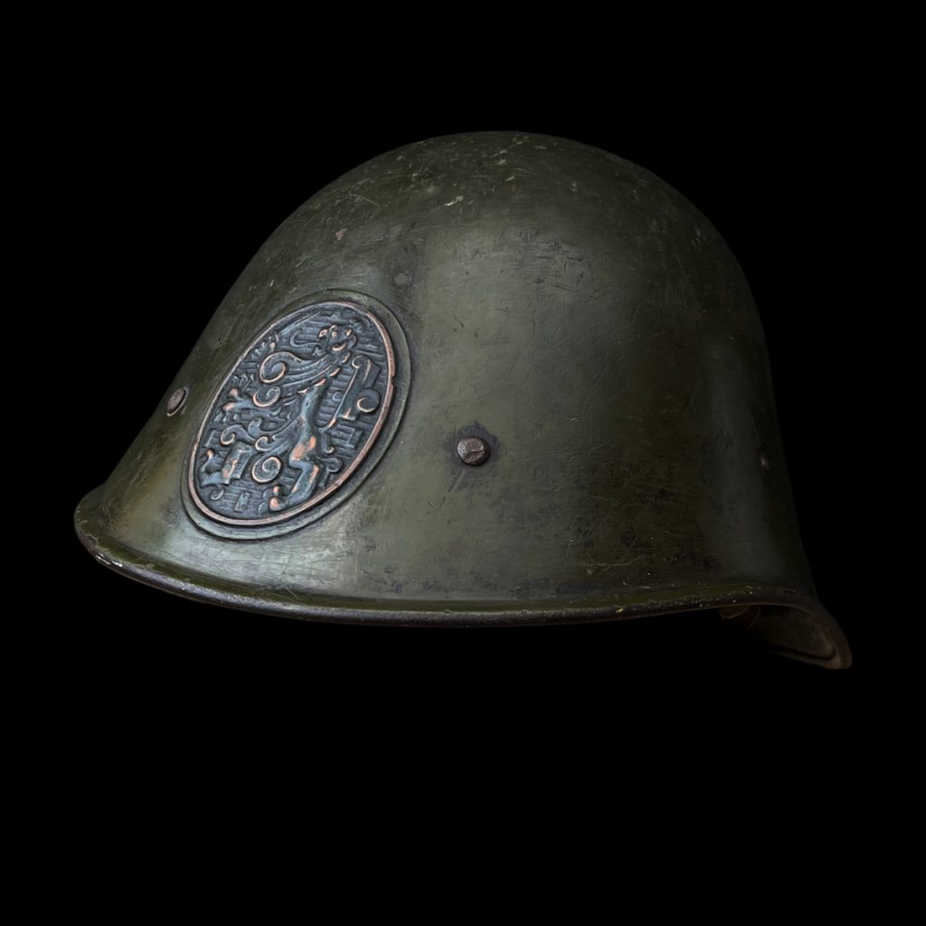 M34 helm met inscriptie ‘Vlaardingen’