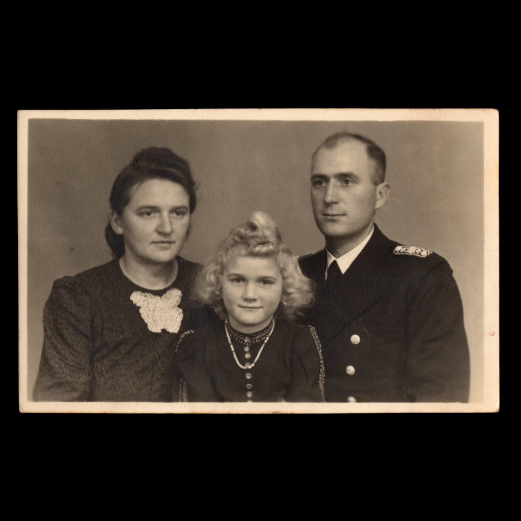 Kriegsmarine officier met vrouw en kind