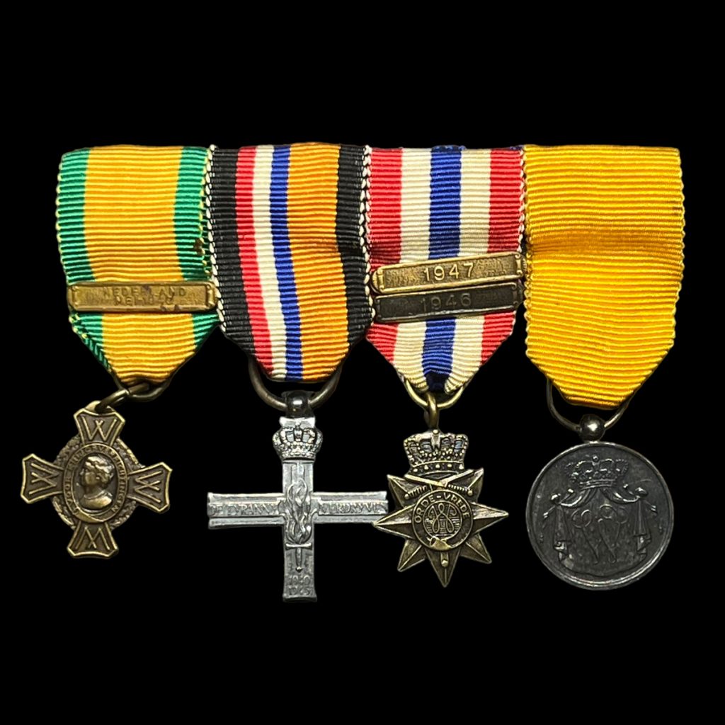 Medaille bar met o.a. Verzetsherdenkingskruis