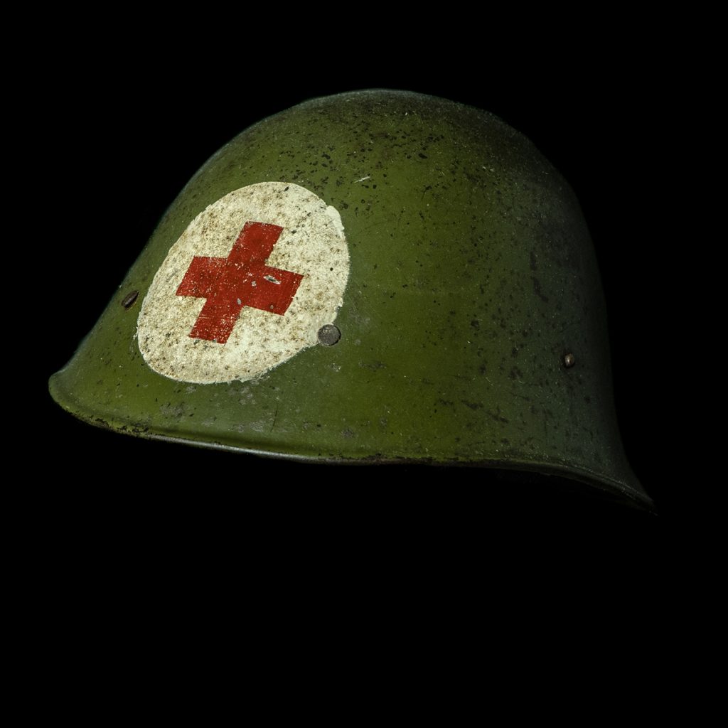 Rode Kruis helm naar model KNIL