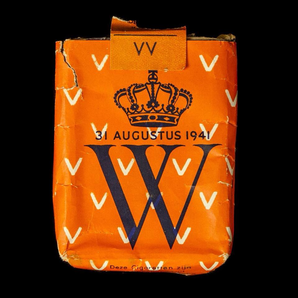Sigaretten 31 augustus 1941, de verjaardag van koningin Wilhelmina met de tekst “Oranje zal overwinnen!”.