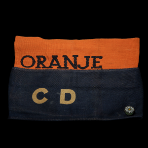 Armbanden Oranje/CD aan elkaar genaaid