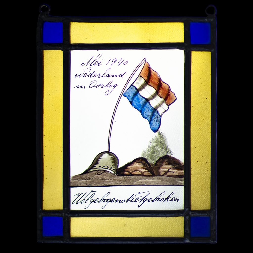 Glas in lood ‘Mei 1940 Nederland in Oorlog – Wel Gebogen Niet Gebroken’