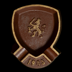 Metalen asbak 1945
