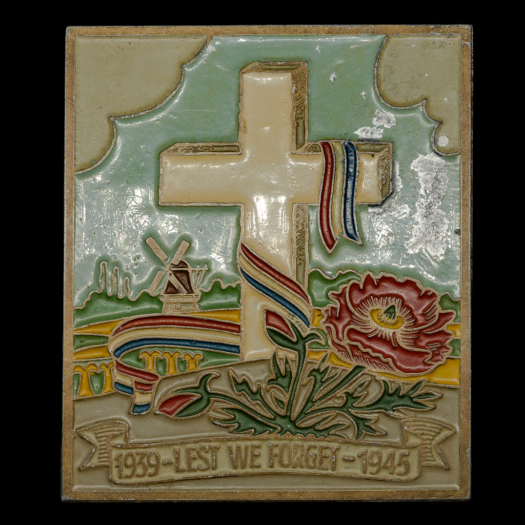 Metalen plaquette 1939 Lest We Forget 1945