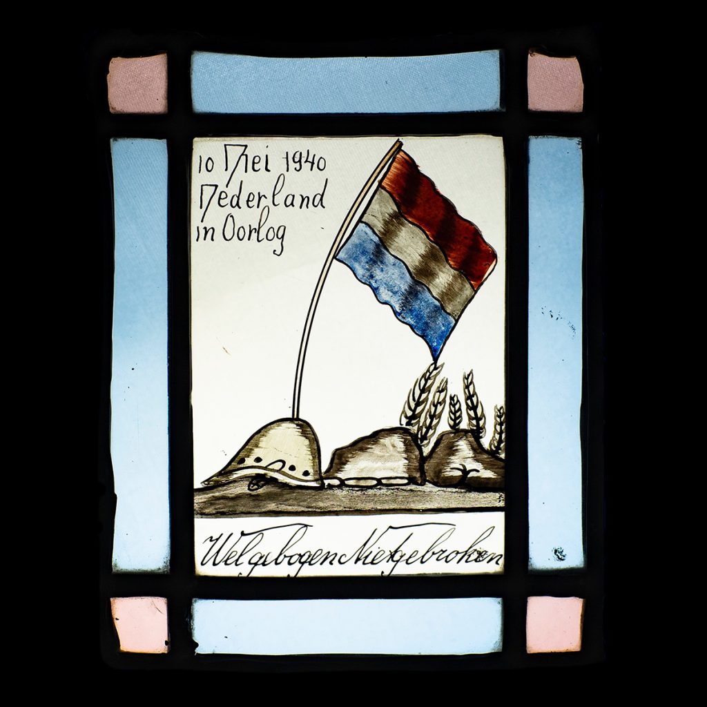 Glas in lood ‘Mei 1940 Nederland in Oorlog – Wel Gebogen Niet Gebroken’