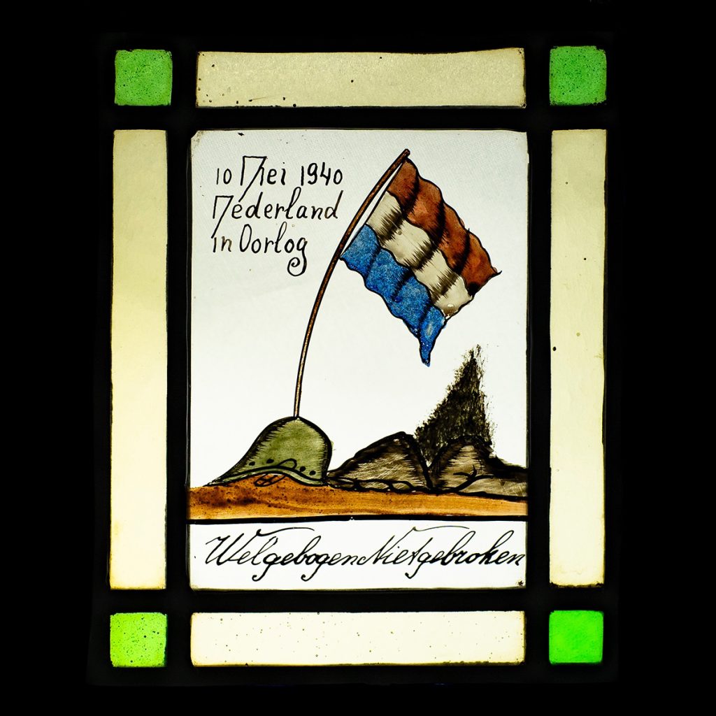Glas in lood ‘Mei 1940 Nederland in Oorlog – Wel Gebogen Niet Gebroken’