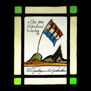 Glas in lood ‘Mei 1940 Nederland in Oorlog – Wel Gebogen Niet Gebroken’