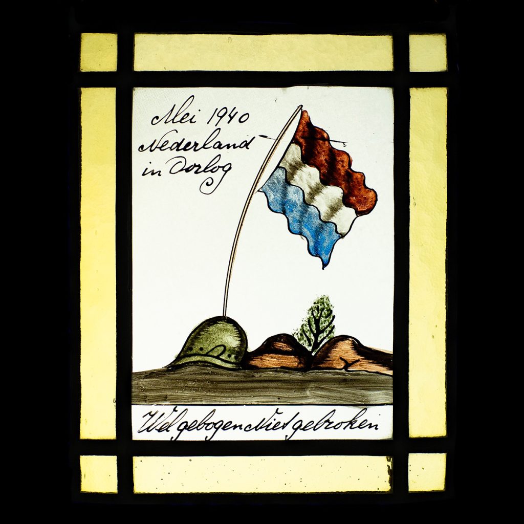 Glas in lood ‘Mei 1940 Nederland in Oorlog – Wel Gebogen Niet Gebroken’