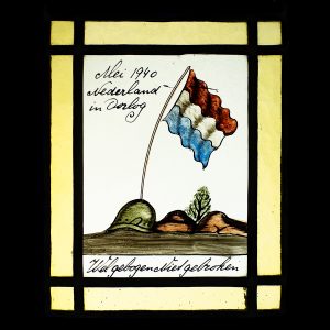 Glas in lood ‘Mei 1940 Nederland in Oorlog – Wel Gebogen Niet Gebroken’