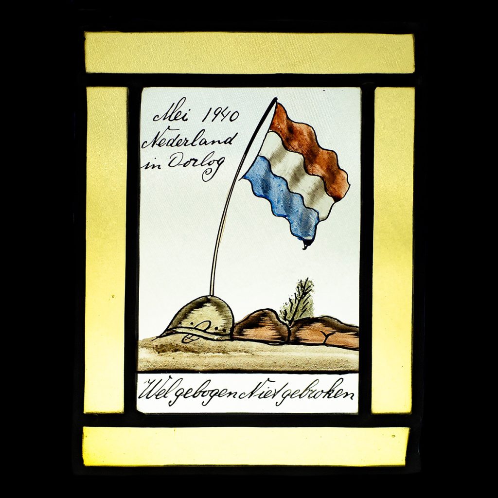 Glas in lood ‘Mei 1940 Nederland in Oorlog – Wel Gebogen Niet Gebroken’