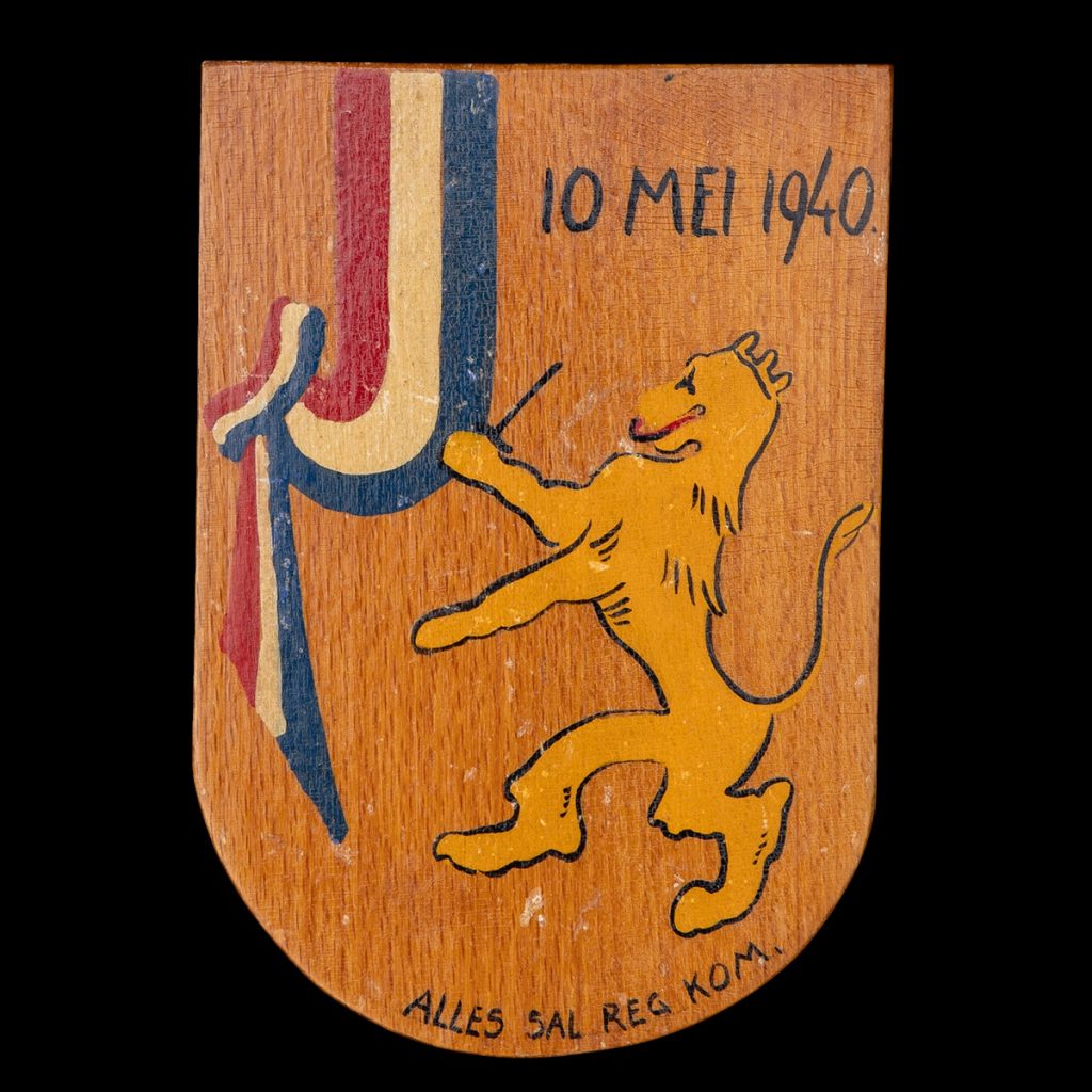 Houten schildje 10 Mei 1940 Alles Sal Regt Kom