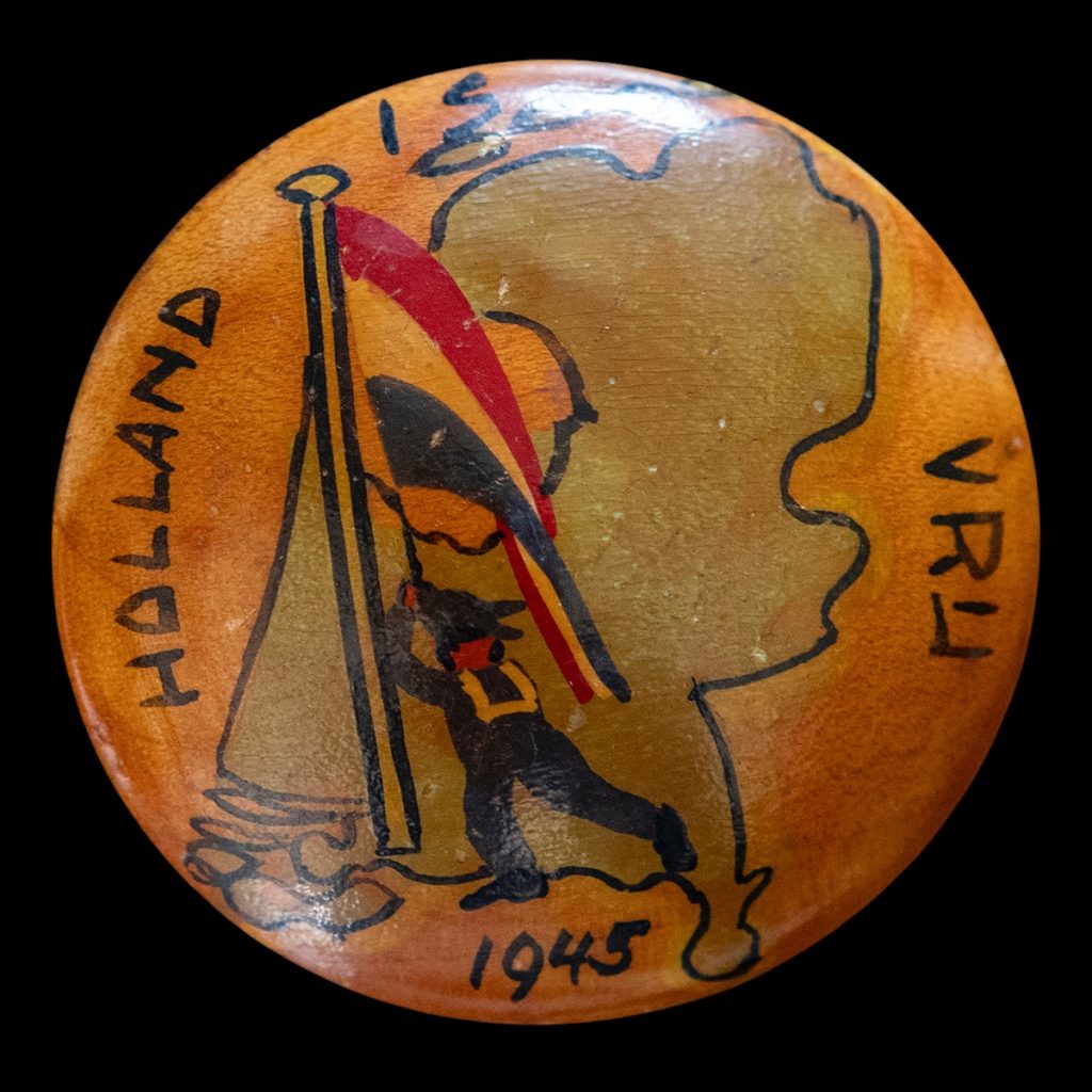 Handgemaakte houten broche ‘Holland Vrij 1945’