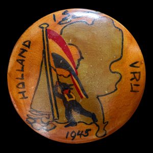 Handgemaakte houten broche ‘Holland Vrij 1945’