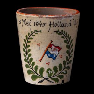 Kaarsenhouder/beker 5 Mei Holland Vrij
