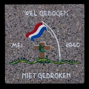Tegeltje 1940 Wel Gebogen Niet Gebroken