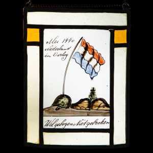 Glas in lood ‘Mei 1940 Nederland in Oorlog – Wel Gebogen Niet Gebroken’