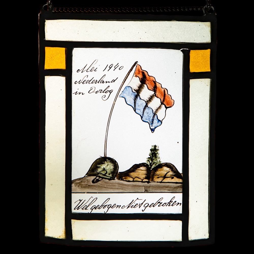Glas in lood ‘Mei 1940 Nederland in Oorlog – Wel Gebogen Niet Gebroken’