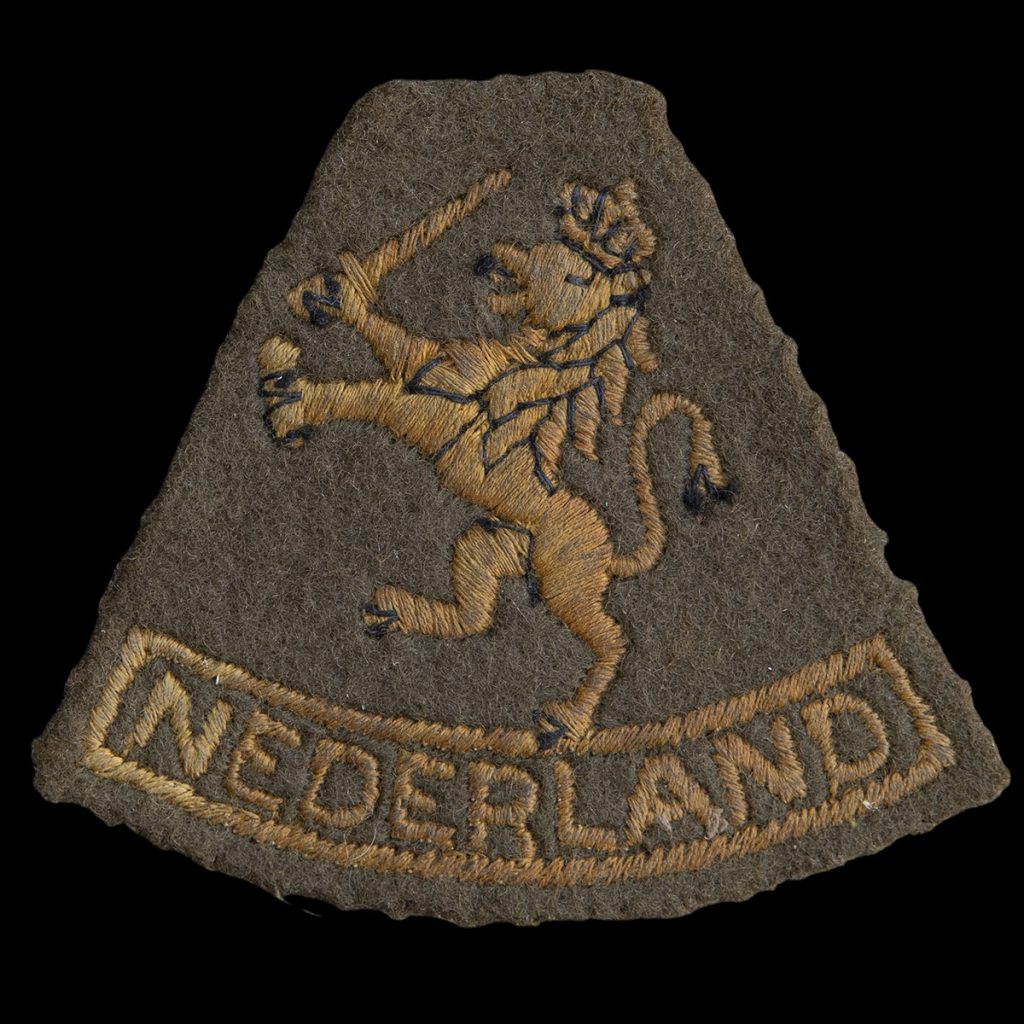 Mouwleeuw pre 1943 Engelse Aanmaak Geweven Op Vilt.