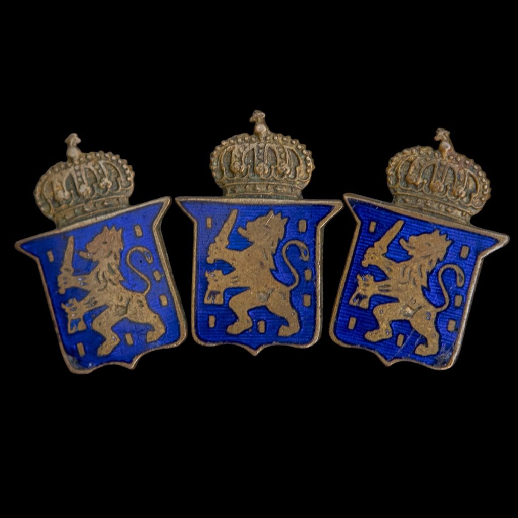 Speld met drie leeuwenschilden