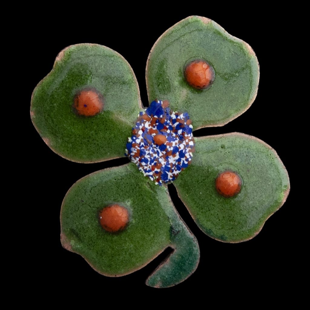 Broche ‘klavertje vier’ met appeltjes van Oranje