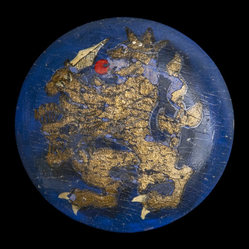 Blauwe broche met Nederlandse Leeuw