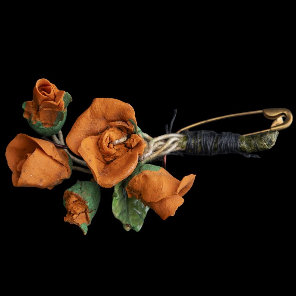 Speld met oranje bloemen