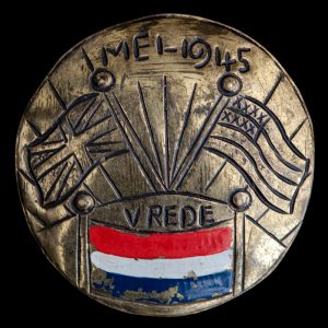 Broche huisvlijt bevrijding 1 mei 1945 Vrede
