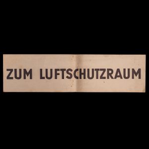Papieren ‘bordje’ ZUM LUFTSCHUTZRAUM