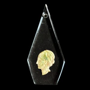 Hangertje ‘Stil Verzet’ in (vliegtuig)glas