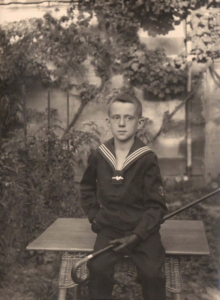 Jongen in Kriegsmarine uniform