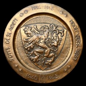 Metalen wandbord Soms Geslagen 1914 – 1918 Nooit Verslagen 1940 – 1945