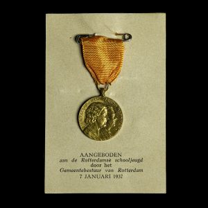 AANGEBODEN aan de Rotterdamse Schooljeugd door het Gemeentebestuur van Rotterdam 7 JANUARI 1937