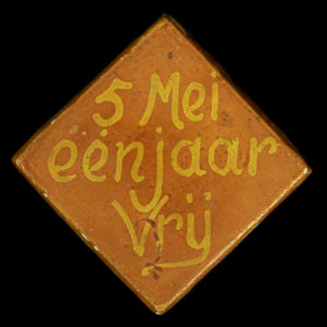 Tegeltje 5 mei één jaar Vrij