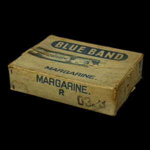 BLUE BAND Margarinedoos voor knipsels uit de oorlog