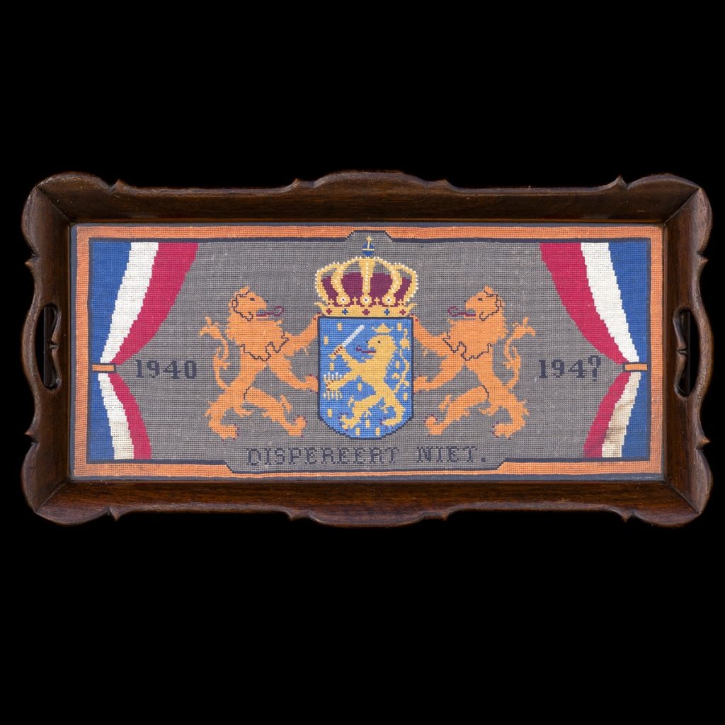 Dienblad 1940 – 194… Dispereert Niet