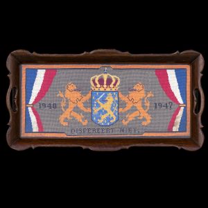 Dienblad 1940 – 194… Dispereert Niet