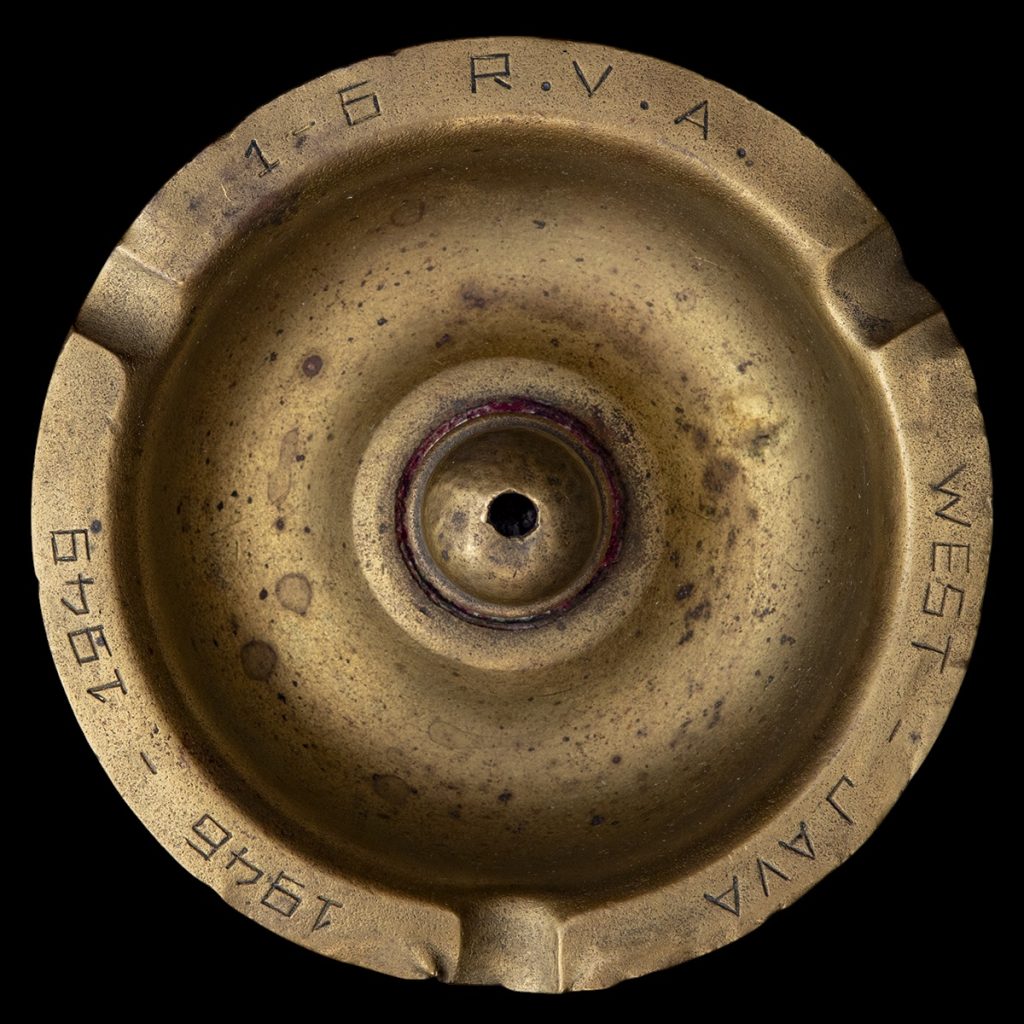 Asbak gemaakt van een huls 1.5 R.V.A. West – Java 1946-1949