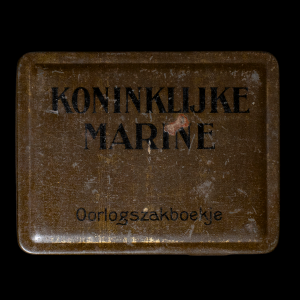 Koninklijke Marine doosje voor Oorlogszakboekje C. Koningstein stamboeknummer 299 LO