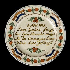 5 mei 1945 Door Godes kragt En Geallieerde magt Is de Oranjestam Weer hier gebragt