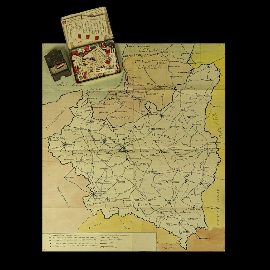 Handgemaakte kaart met vlaggetjes om de Duitse opmars weer te geven