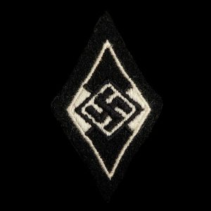 Waffen SS voor een voormalig Hitler Jugend lid