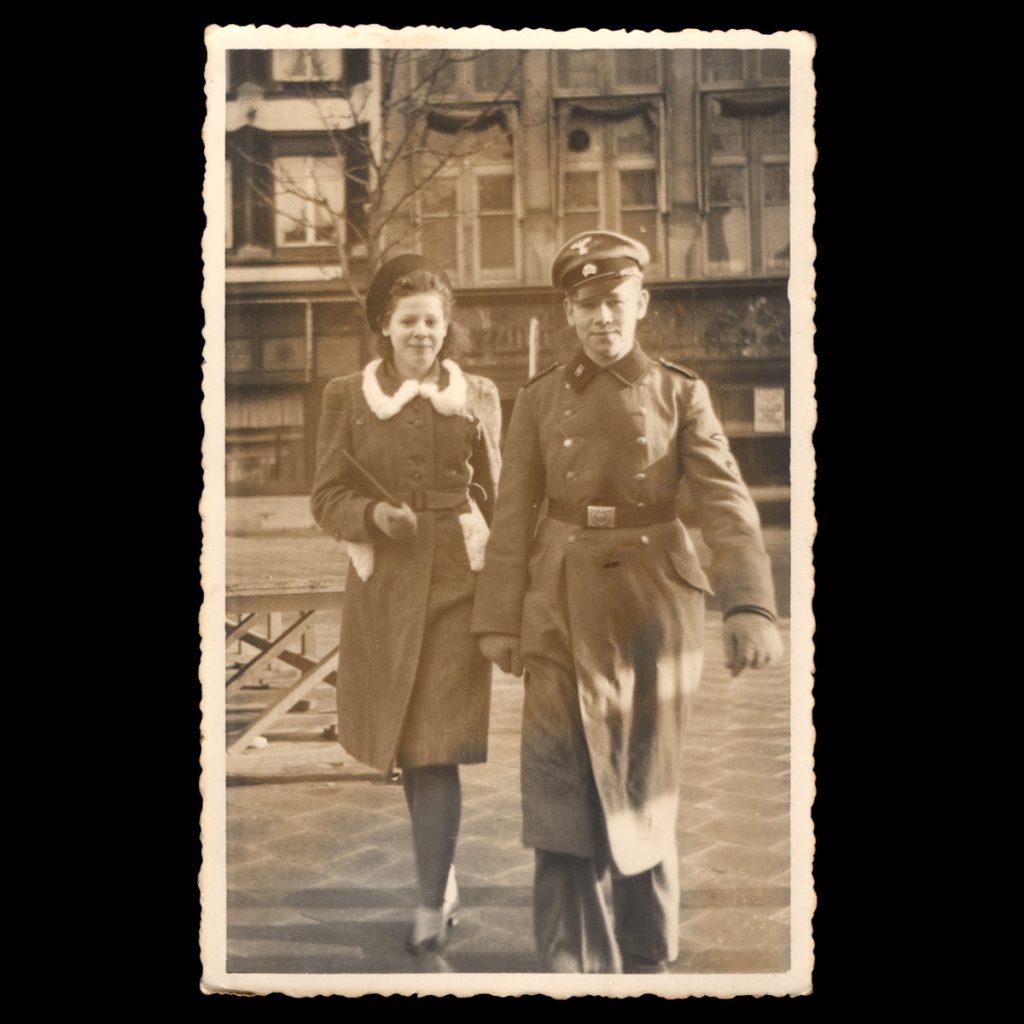 Waffen SS soldaat met vriendin
