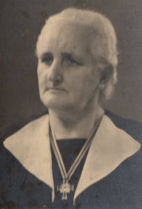 ‘Deutsche Mutter’ Met Moederkruis – Omi Bauer